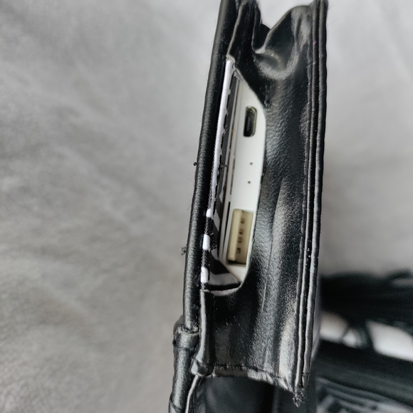 🆕Nanette Lepore | Quilted USB Cell Phone Charging Wristlet Wallet Black & Gold - Picture 13 of 16